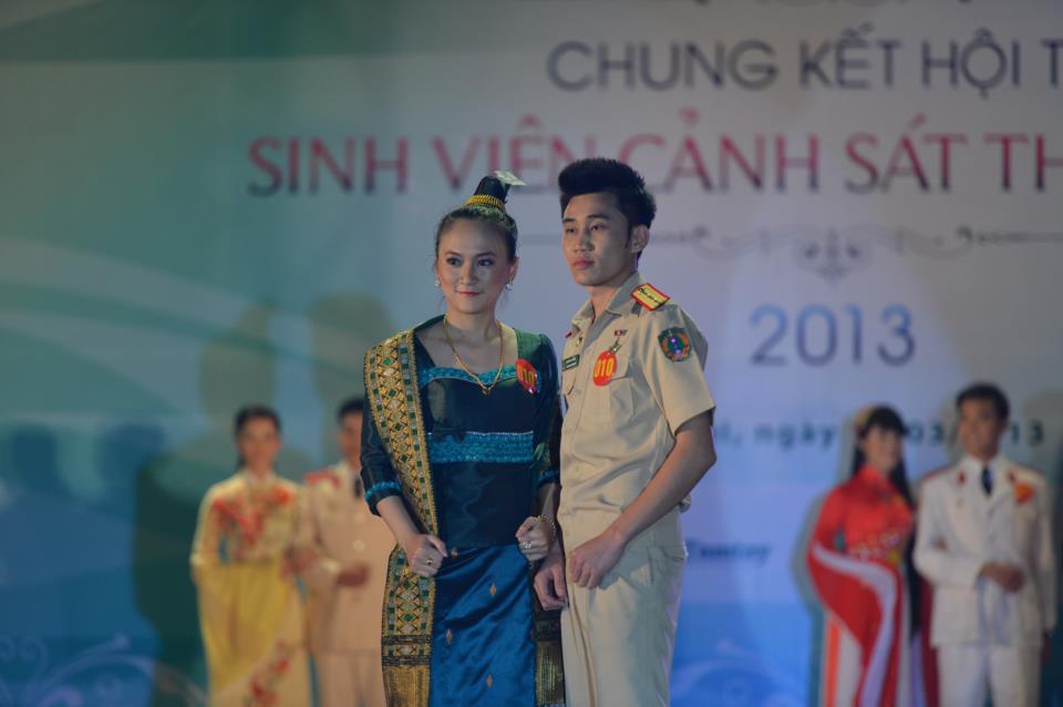 Phân thi trang phục truyền thống của cặp thí sinh Lào